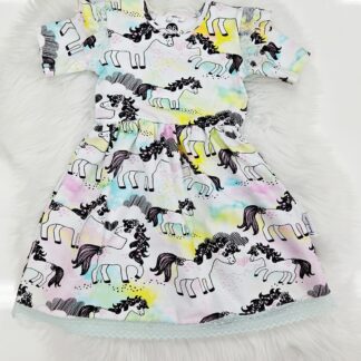 Trikoomekko rypytetyllä helmalla, olkafrilloilla sekä pitseillä 86cm